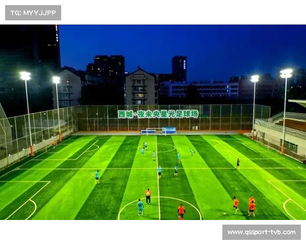 志愿者维护社区球场,基层足球设施使用率上升 志愿者维护社区球场,基层足球设施使用率上升